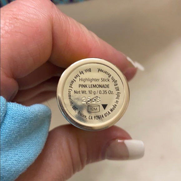 Too faced highlight in pink lemonade - Picture 2 of 2
